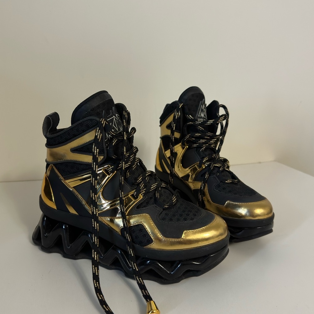 Ninja Wave Hi Top Tech Sneaker in Gold & Black